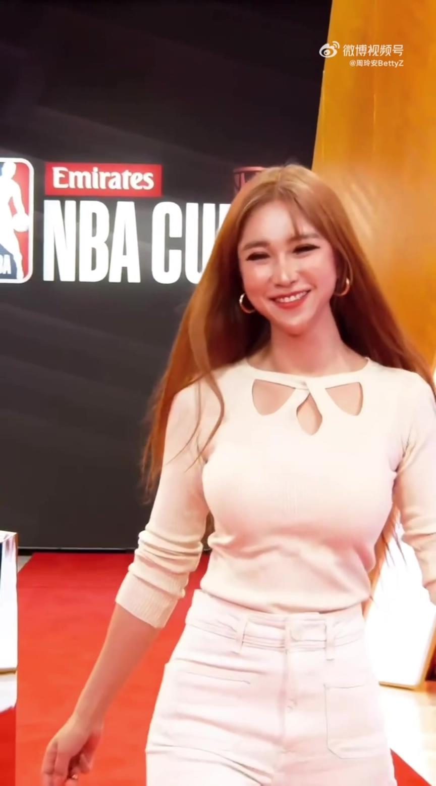 笑容甜美！周玲安晒出自己在NBA杯走红毯的视频